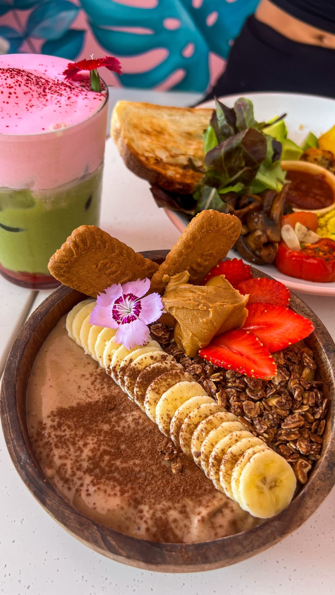 Smoothie bowl and colourful café breakfast spread